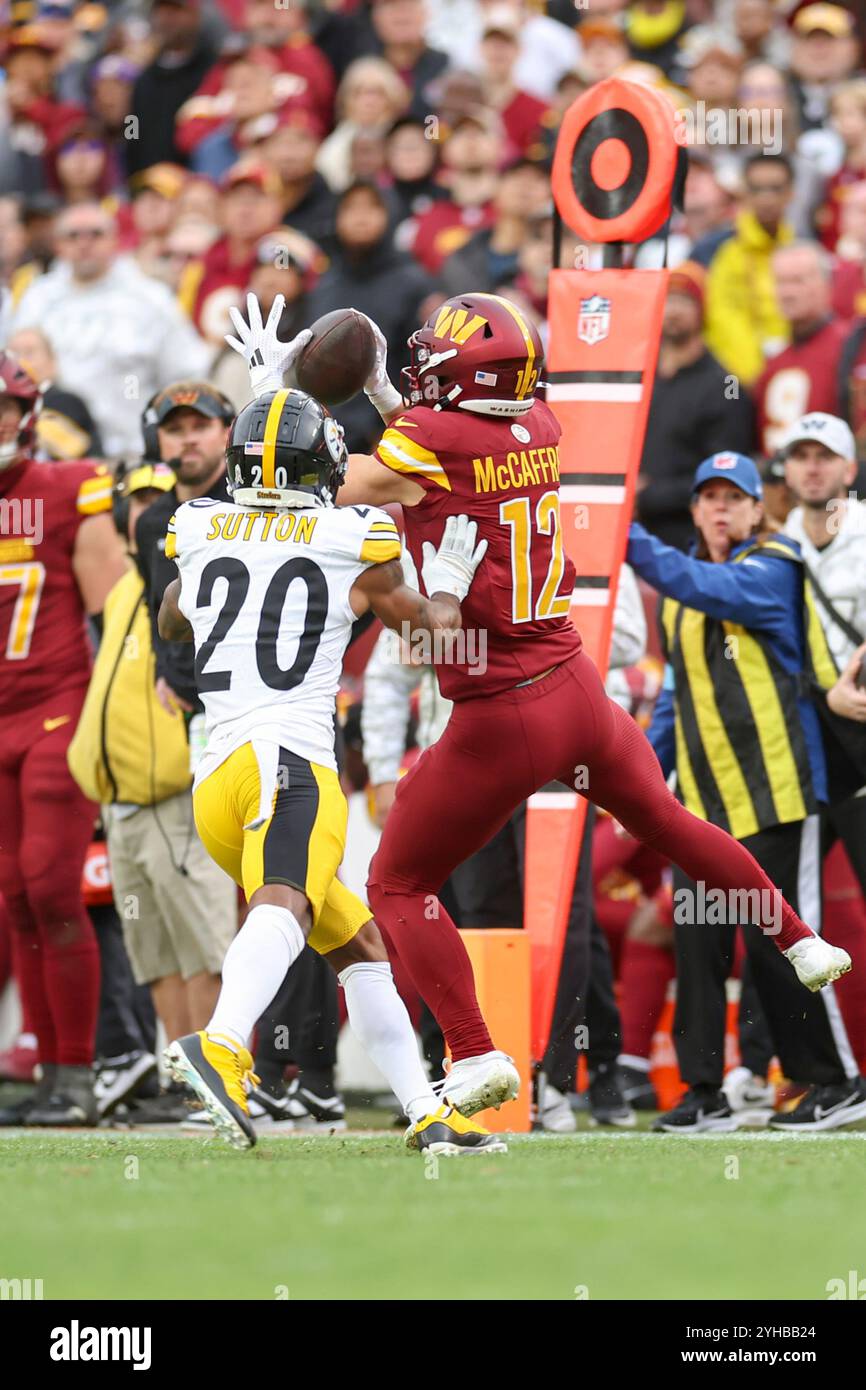 Landover, MD. USA; il wide receiver dei comandanti di Washington Luke McCaffrey (12) non è in grado di effettuare la cattura mentre è coperto dalla cornerbac dei Pittsburgh Steelers Foto Stock
