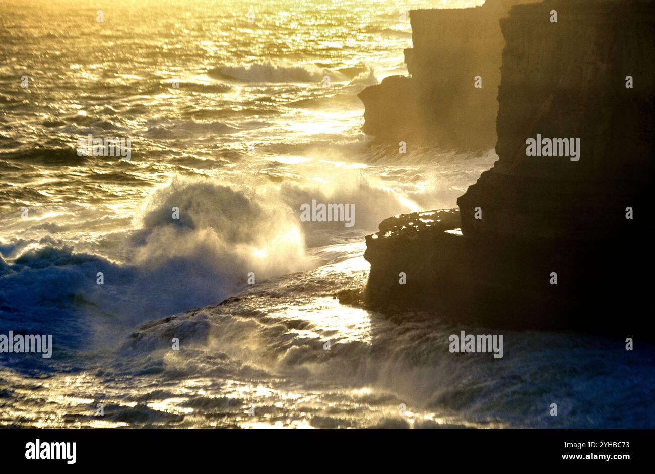 Onde dell'oceano che si infrangono sulle scogliere al tramonto, Australia Occidentale Foto Stock