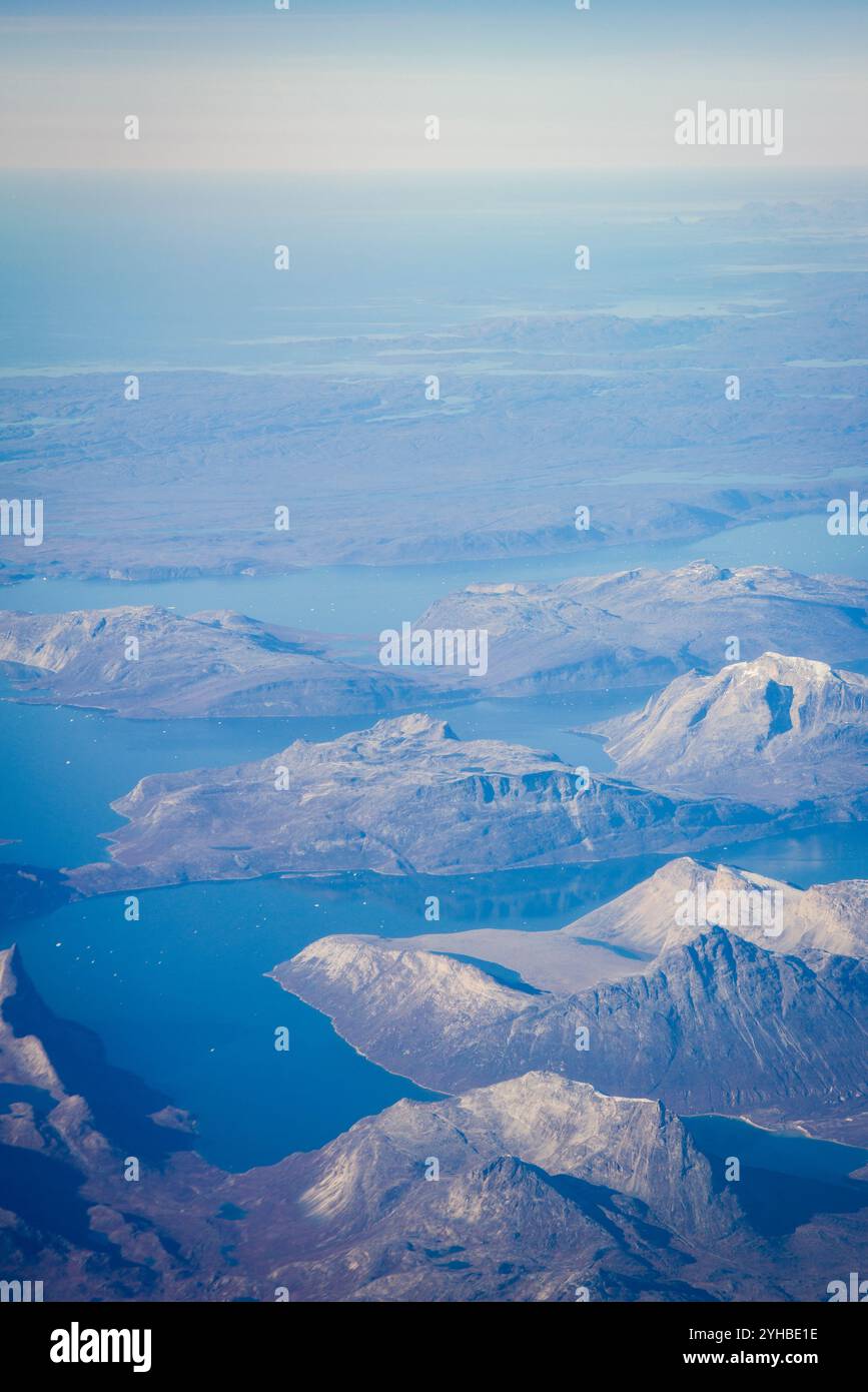 Calotta ghiacciata groenlandese con montagne ghiacciate e vista aerea del fiordo Foto Stock