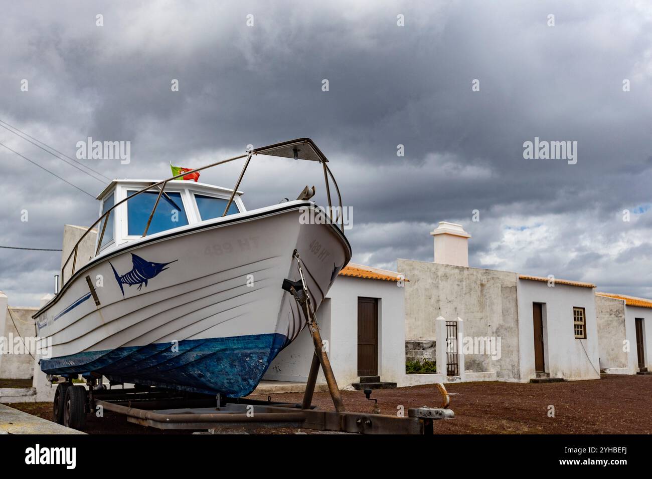 Barca da pesca vicino alla casa sull'isola di Pico Azzorre Portogallo Foto Stock