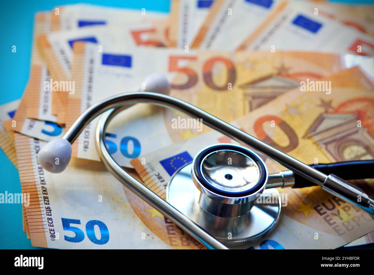 Medicina sempre più costosa, medicina privata, stetoscopio e banconote in euro. Foto Stock