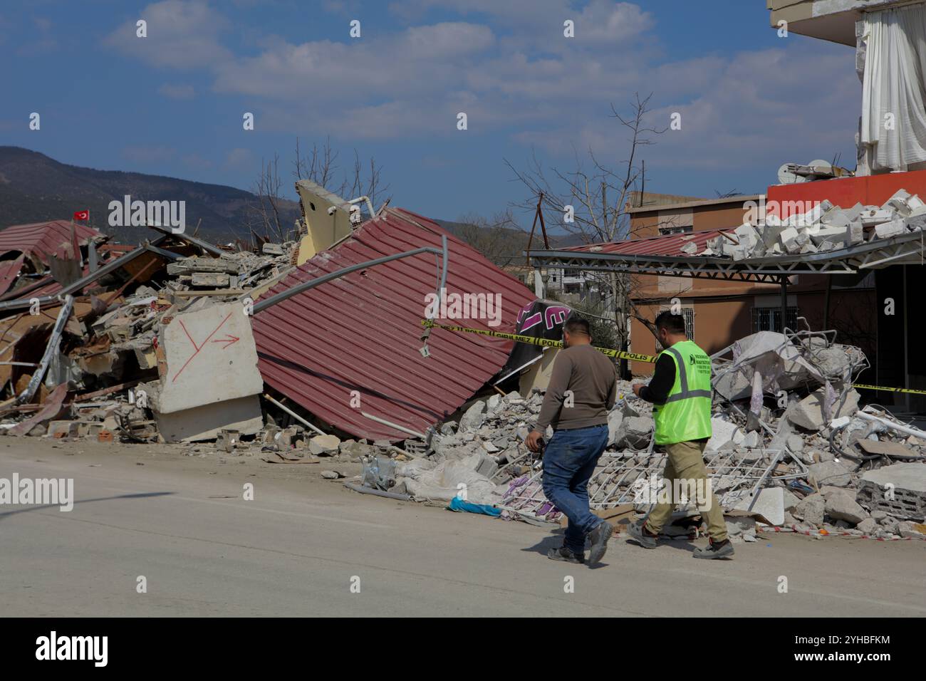 Gaziantep, Turkiye. 26 febbraio 2023. Macerie e distruzione nella città turca di Nurdagi, nella provincia di Gaziantep. Nurdagi è stata una delle città più colpite dal massiccio terremoto nel sud del Turkiye lungo il confine con la Siria il 6 febbraio. I danni estremi agli edifici, alle case e ad altre infrastrutture di Nurdagi hanno spinto le autorità a prendere in considerazione la demolizione della città Foto Stock