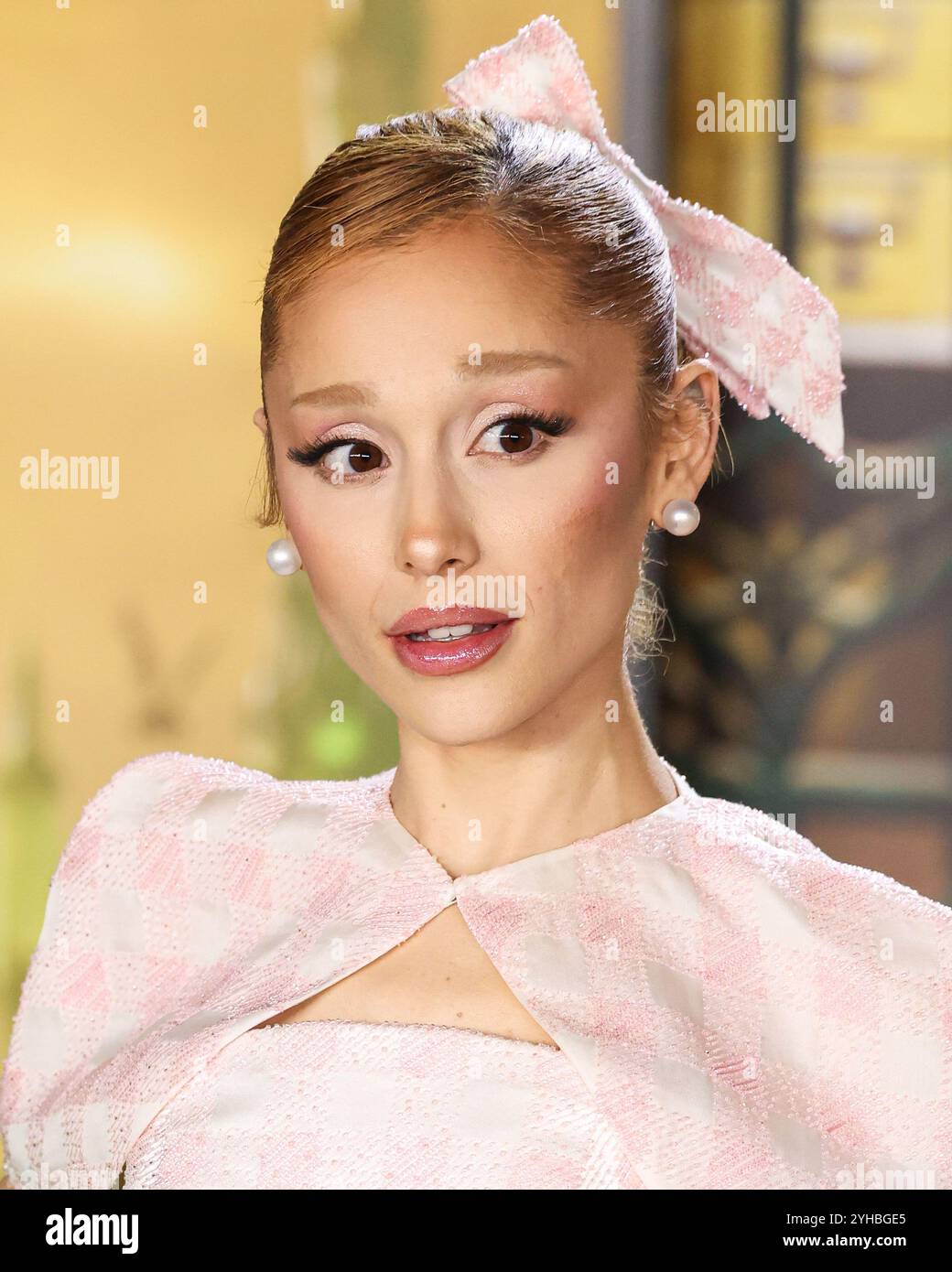 LOS ANGELES, CALIFORNIA, USA - 09 NOVEMBRE: La cantante, cantautrice e attrice americana Ariana grande Butera con indosso Thom Browne arriva alla prima di Los Angeles della Universal Pictures 'Wicked' tenutasi al Dorothy Chandler Pavilion al Music Center il 9 novembre 2024 a Los Angeles, California, Stati Uniti. (Foto di Xavier Collin/Image Press Agency) Foto Stock