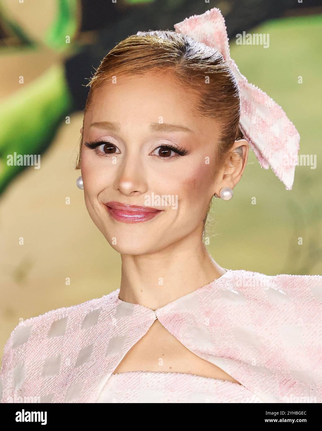 LOS ANGELES, CALIFORNIA, USA - 09 NOVEMBRE: La cantante, cantautrice e attrice americana Ariana grande Butera con indosso Thom Browne arriva alla prima di Los Angeles della Universal Pictures 'Wicked' tenutasi al Dorothy Chandler Pavilion al Music Center il 9 novembre 2024 a Los Angeles, California, Stati Uniti. (Foto di Xavier Collin/Image Press Agency) Foto Stock