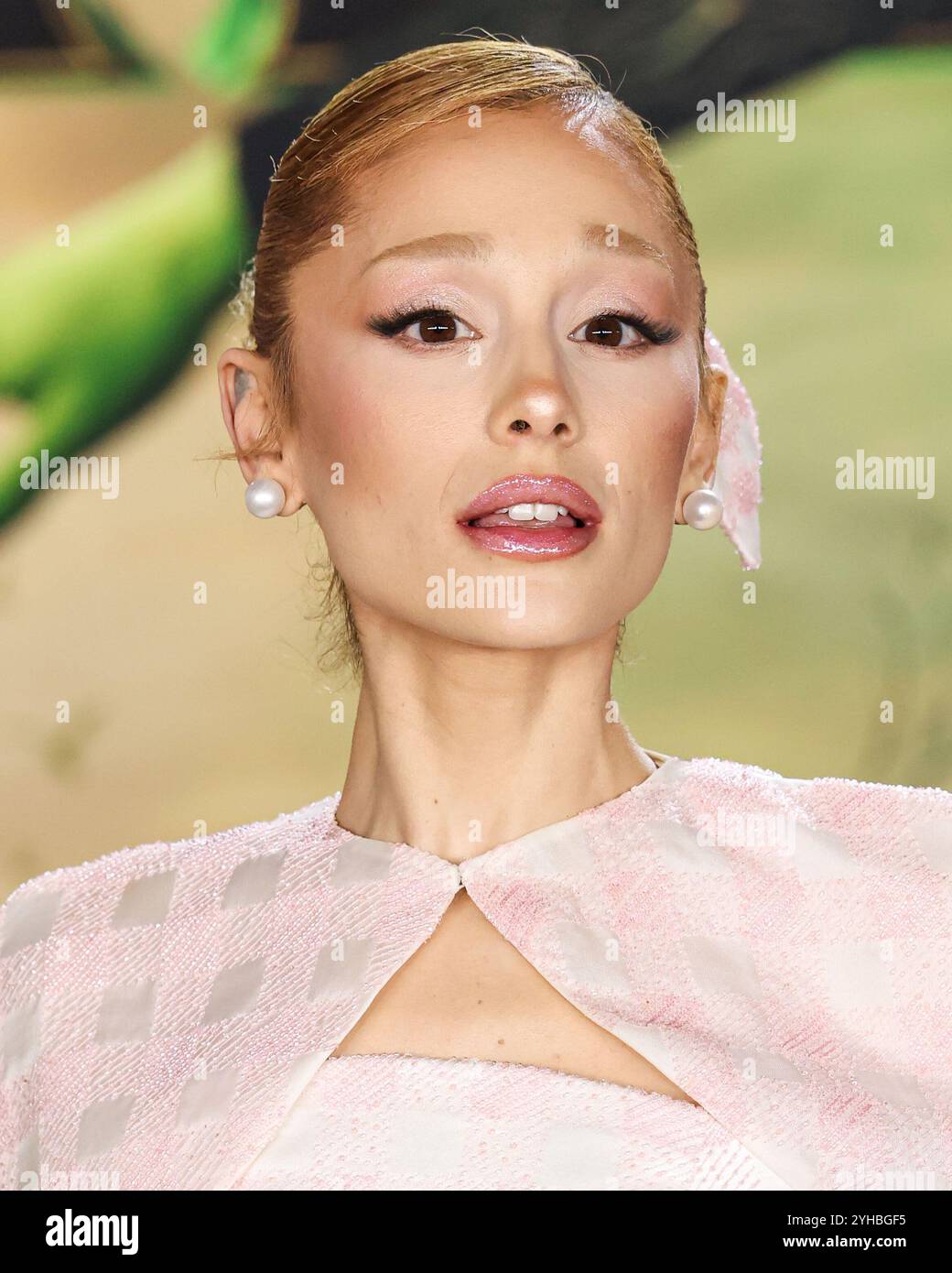 LOS ANGELES, CALIFORNIA, USA - 09 NOVEMBRE: La cantante, cantautrice e attrice americana Ariana grande Butera con indosso Thom Browne arriva alla prima di Los Angeles della Universal Pictures 'Wicked' tenutasi al Dorothy Chandler Pavilion al Music Center il 9 novembre 2024 a Los Angeles, California, Stati Uniti. (Foto di Xavier Collin/Image Press Agency) Foto Stock