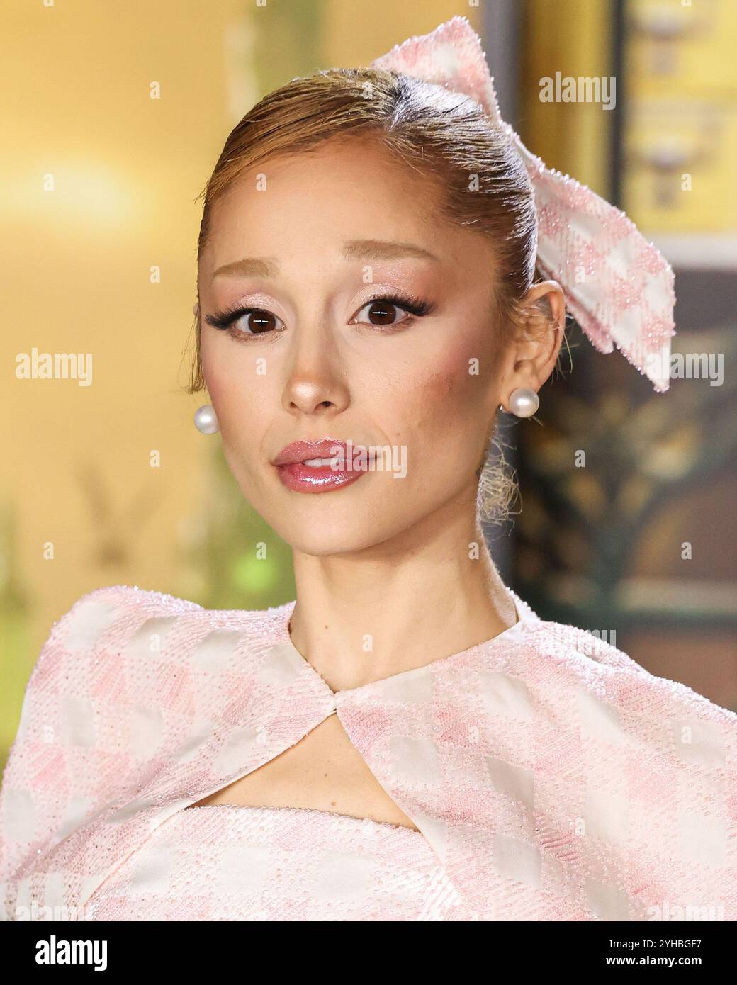 LOS ANGELES, CALIFORNIA, USA - 09 NOVEMBRE: La cantante, cantautrice e attrice americana Ariana grande Butera con indosso Thom Browne arriva alla prima di Los Angeles della Universal Pictures 'Wicked' tenutasi al Dorothy Chandler Pavilion al Music Center il 9 novembre 2024 a Los Angeles, California, Stati Uniti. (Foto di Xavier Collin/Image Press Agency) Foto Stock