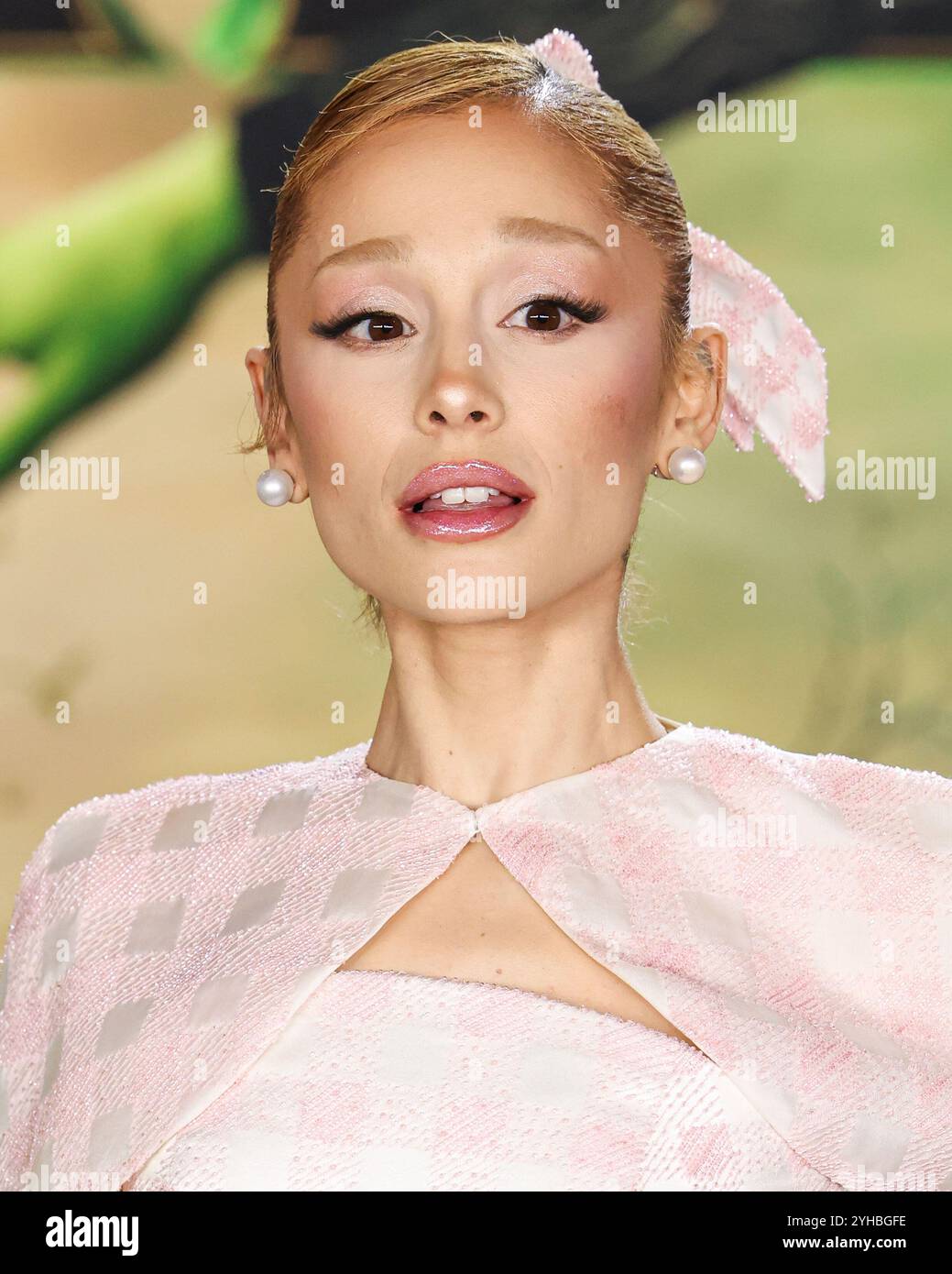 LOS ANGELES, CALIFORNIA, USA - 09 NOVEMBRE: La cantante, cantautrice e attrice americana Ariana grande Butera con indosso Thom Browne arriva alla prima di Los Angeles della Universal Pictures 'Wicked' tenutasi al Dorothy Chandler Pavilion al Music Center il 9 novembre 2024 a Los Angeles, California, Stati Uniti. (Foto di Xavier Collin/Image Press Agency) Foto Stock
