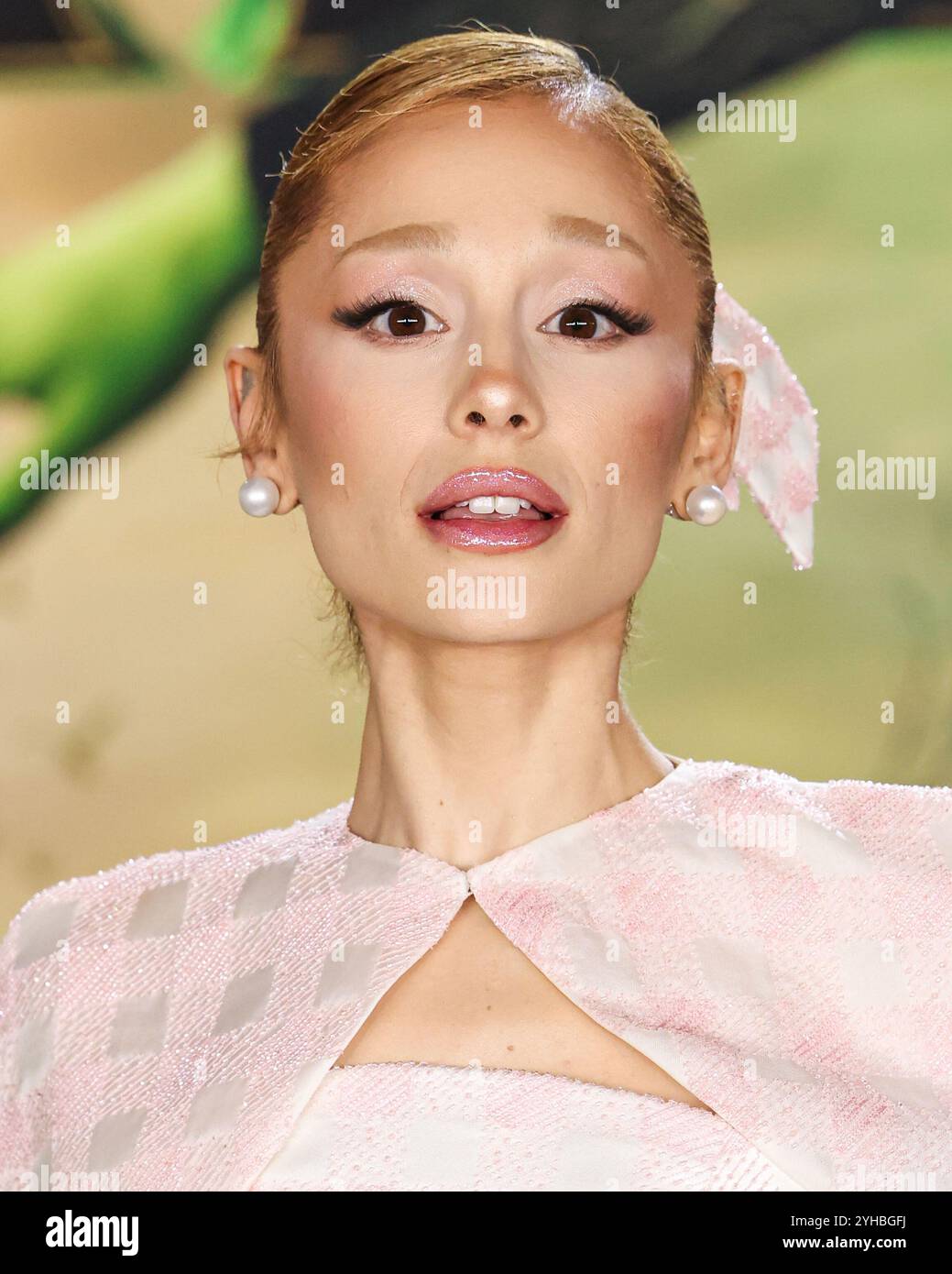 LOS ANGELES, CALIFORNIA, USA - 09 NOVEMBRE: La cantante, cantautrice e attrice americana Ariana grande Butera con indosso Thom Browne arriva alla prima di Los Angeles della Universal Pictures 'Wicked' tenutasi al Dorothy Chandler Pavilion al Music Center il 9 novembre 2024 a Los Angeles, California, Stati Uniti. (Foto di Xavier Collin/Image Press Agency) Foto Stock