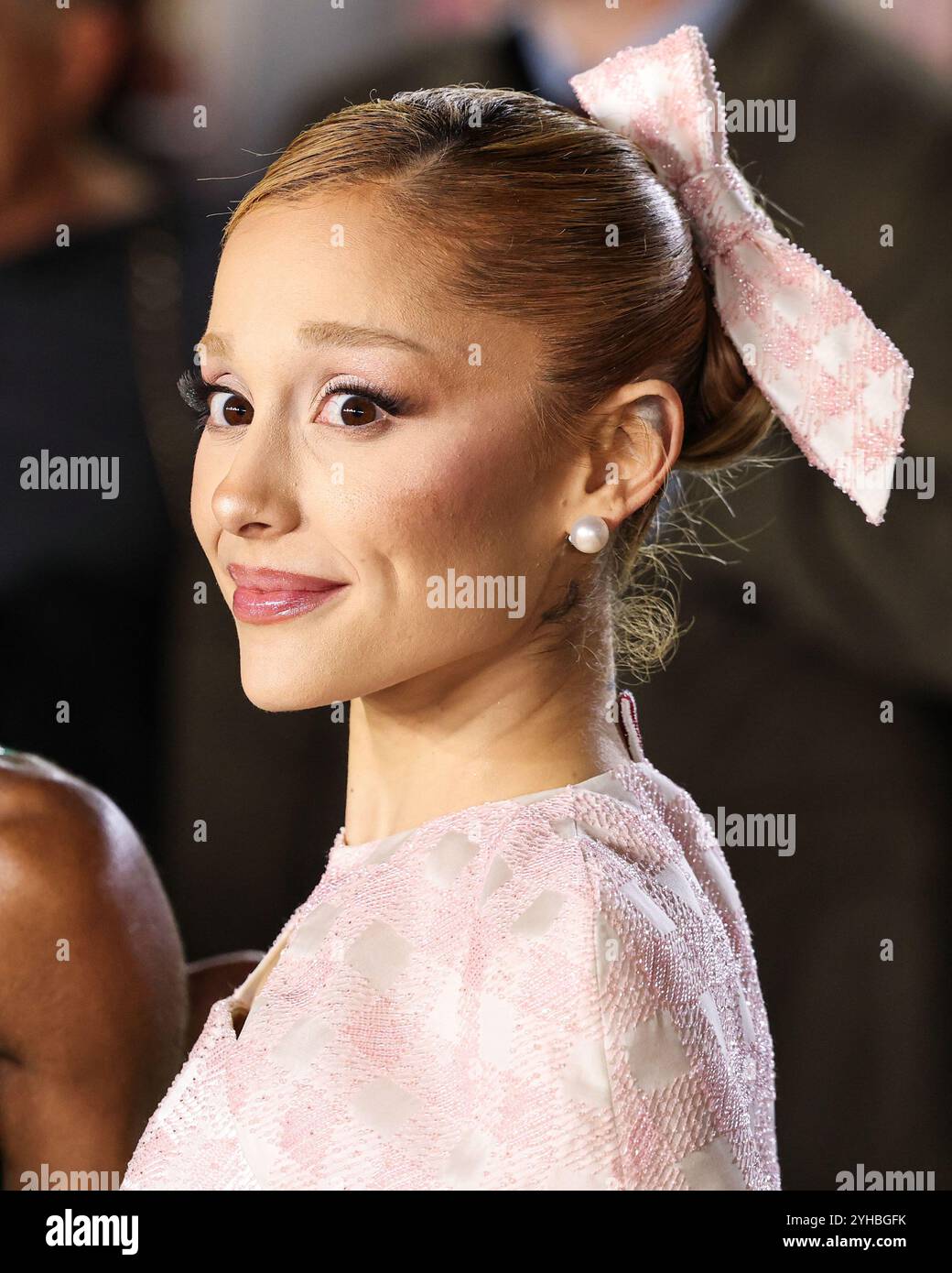 LOS ANGELES, CALIFORNIA, USA - 09 NOVEMBRE: La cantante, cantautrice e attrice americana Ariana grande Butera con indosso Thom Browne arriva alla prima di Los Angeles della Universal Pictures 'Wicked' tenutasi al Dorothy Chandler Pavilion al Music Center il 9 novembre 2024 a Los Angeles, California, Stati Uniti. (Foto di Xavier Collin/Image Press Agency) Foto Stock