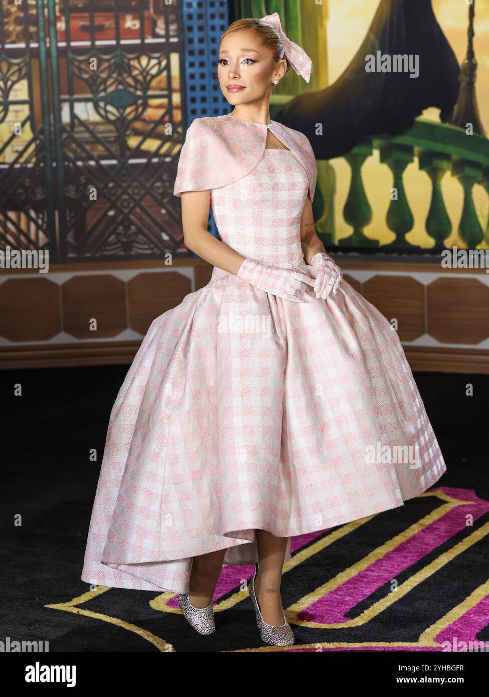 LOS ANGELES, CALIFORNIA, USA - 09 NOVEMBRE: La cantante, cantautrice e attrice americana Ariana grande Butera con indosso Thom Browne arriva alla prima di Los Angeles della Universal Pictures 'Wicked' tenutasi al Dorothy Chandler Pavilion al Music Center il 9 novembre 2024 a Los Angeles, California, Stati Uniti. (Foto di Xavier Collin/Image Press Agency) Foto Stock