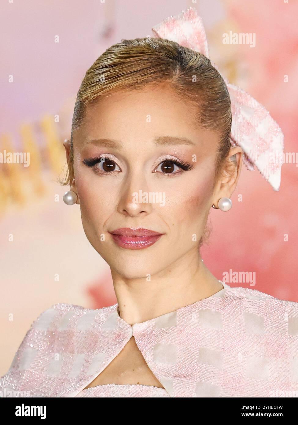 LOS ANGELES, CALIFORNIA, USA - 09 NOVEMBRE: La cantante, cantautrice e attrice americana Ariana grande Butera con indosso Thom Browne arriva alla prima di Los Angeles della Universal Pictures 'Wicked' tenutasi al Dorothy Chandler Pavilion al Music Center il 9 novembre 2024 a Los Angeles, California, Stati Uniti. (Foto di Xavier Collin/Image Press Agency) Foto Stock