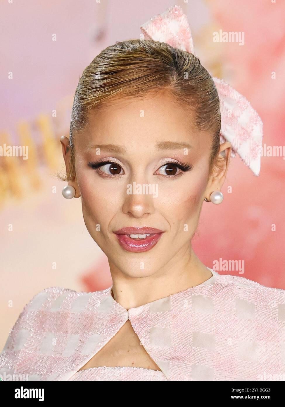 LOS ANGELES, CALIFORNIA, USA - 09 NOVEMBRE: La cantante, cantautrice e attrice americana Ariana grande Butera con indosso Thom Browne arriva alla prima di Los Angeles della Universal Pictures 'Wicked' tenutasi al Dorothy Chandler Pavilion al Music Center il 9 novembre 2024 a Los Angeles, California, Stati Uniti. (Foto di Xavier Collin/Image Press Agency) Foto Stock