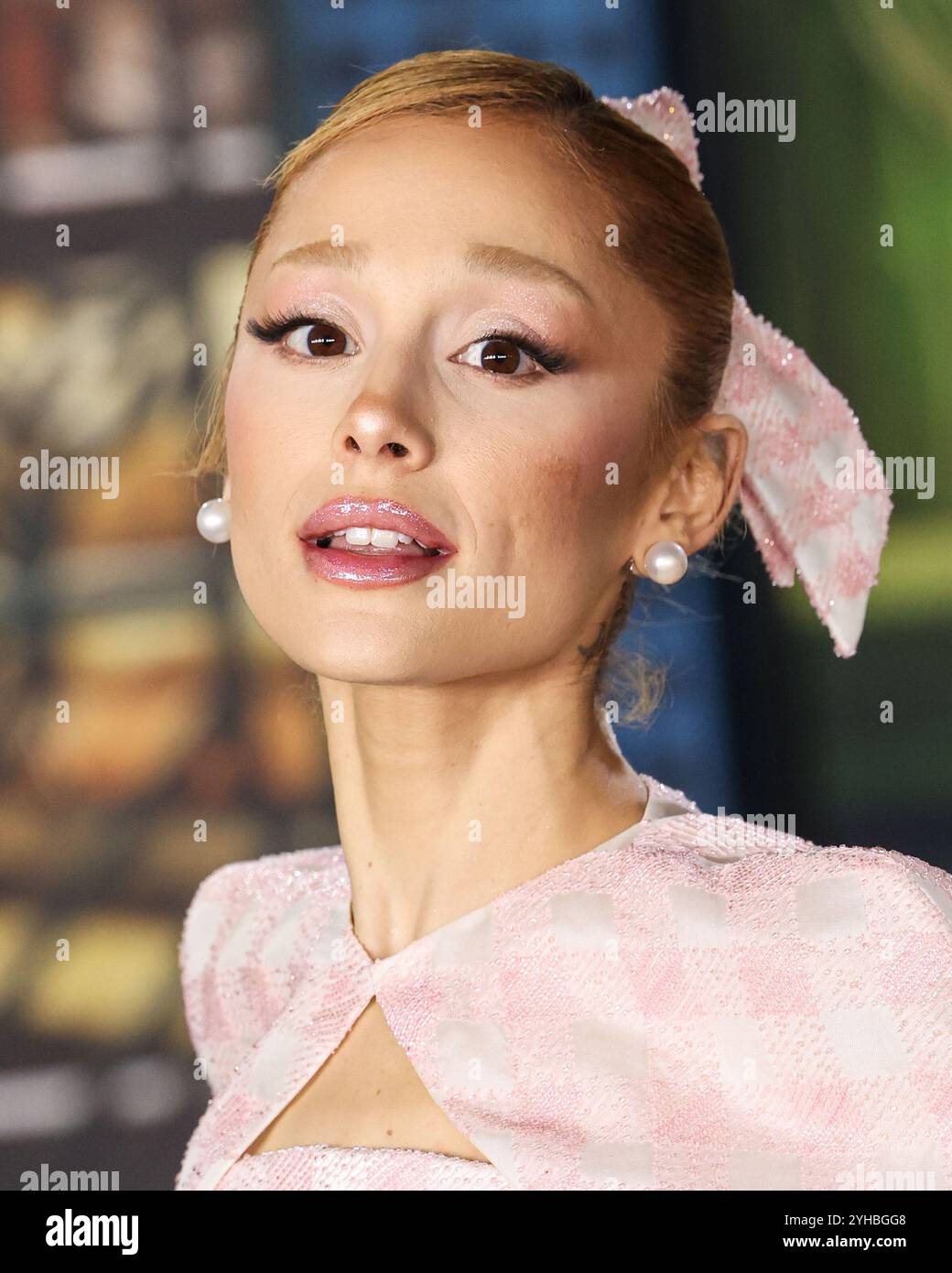 LOS ANGELES, CALIFORNIA, USA - 09 NOVEMBRE: La cantante, cantautrice e attrice americana Ariana grande Butera con indosso Thom Browne arriva alla prima di Los Angeles della Universal Pictures 'Wicked' tenutasi al Dorothy Chandler Pavilion al Music Center il 9 novembre 2024 a Los Angeles, California, Stati Uniti. (Foto di Xavier Collin/Image Press Agency) Foto Stock