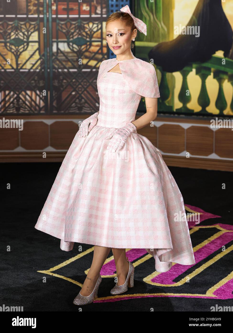 LOS ANGELES, CALIFORNIA, USA - 09 NOVEMBRE: La cantante, cantautrice e attrice americana Ariana grande Butera con indosso Thom Browne arriva alla prima di Los Angeles della Universal Pictures 'Wicked' tenutasi al Dorothy Chandler Pavilion al Music Center il 9 novembre 2024 a Los Angeles, California, Stati Uniti. (Foto di Xavier Collin/Image Press Agency) Foto Stock