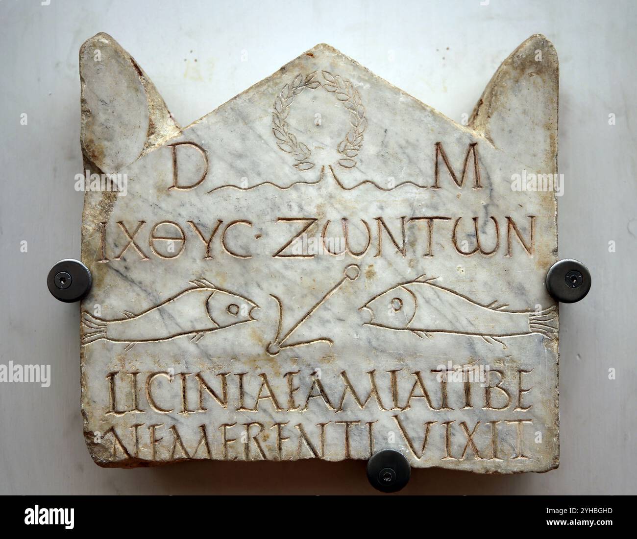 Antica iscrizione cristiana. Stele funeraria di Licinia Amias. "Pesce dei vivi" scritto in greco, figlio di Dio, Salvatore. Roma. Necropoli del Vaticano. 3 Foto Stock