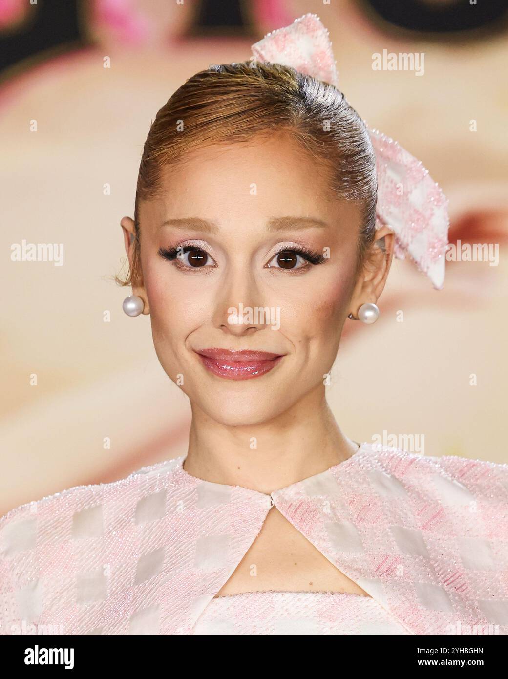 LOS ANGELES, CALIFORNIA, USA - 09 NOVEMBRE: La cantante, cantautrice e attrice americana Ariana grande Butera con indosso Thom Browne arriva alla prima di Los Angeles della Universal Pictures 'Wicked' tenutasi al Dorothy Chandler Pavilion al Music Center il 9 novembre 2024 a Los Angeles, California, Stati Uniti. (Foto di Xavier Collin/Image Press Agency) Foto Stock