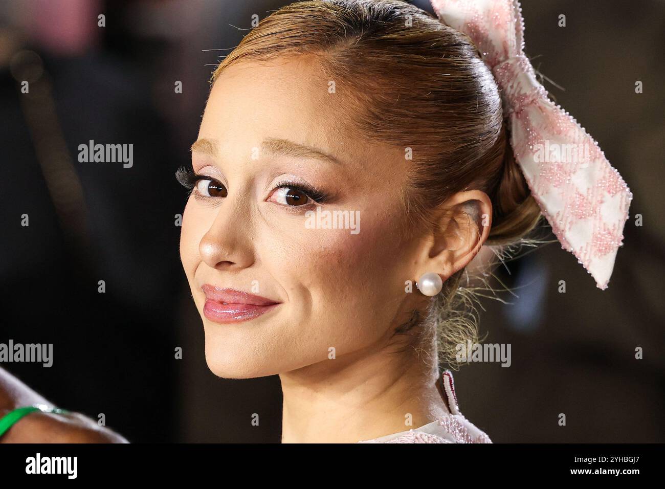 LOS ANGELES, CALIFORNIA, USA - 09 NOVEMBRE: La cantante, cantautrice e attrice americana Ariana grande Butera con indosso Thom Browne arriva alla prima di Los Angeles della Universal Pictures 'Wicked' tenutasi al Dorothy Chandler Pavilion al Music Center il 9 novembre 2024 a Los Angeles, California, Stati Uniti. (Foto di Xavier Collin/Image Press Agency) Foto Stock