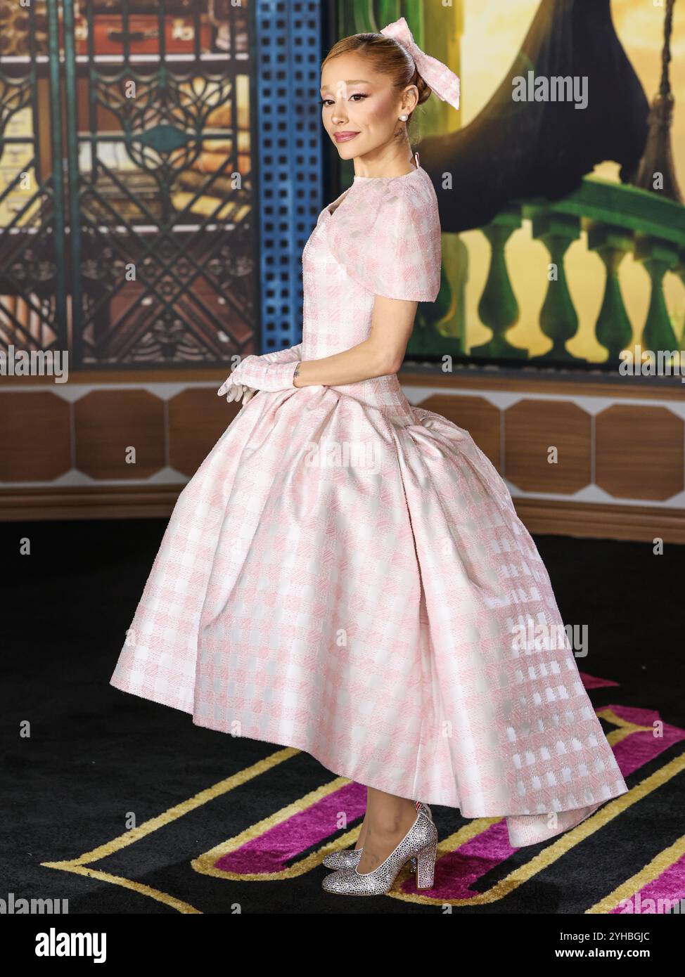 LOS ANGELES, CALIFORNIA, USA - 09 NOVEMBRE: La cantante, cantautrice e attrice americana Ariana grande Butera con indosso Thom Browne arriva alla prima di Los Angeles della Universal Pictures 'Wicked' tenutasi al Dorothy Chandler Pavilion al Music Center il 9 novembre 2024 a Los Angeles, California, Stati Uniti. (Foto di Xavier Collin/Image Press Agency) Foto Stock