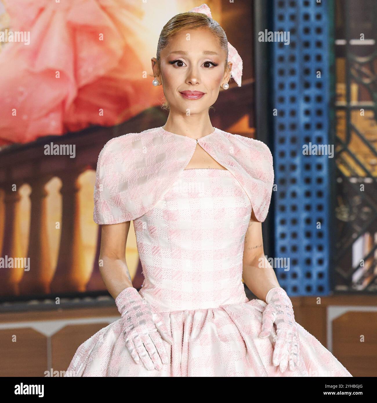 LOS ANGELES, CALIFORNIA, USA - 09 NOVEMBRE: La cantante, cantautrice e attrice americana Ariana grande Butera con indosso Thom Browne arriva alla prima di Los Angeles della Universal Pictures 'Wicked' tenutasi al Dorothy Chandler Pavilion al Music Center il 9 novembre 2024 a Los Angeles, California, Stati Uniti. (Foto di Xavier Collin/Image Press Agency) Foto Stock
