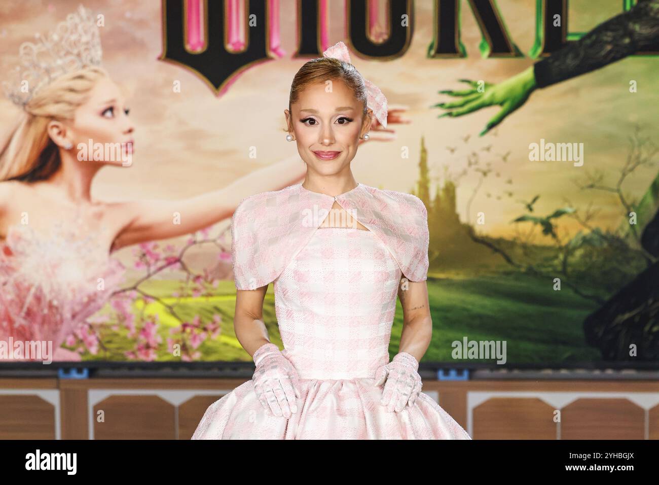 LOS ANGELES, CALIFORNIA, USA - 09 NOVEMBRE: La cantante, cantautrice e attrice americana Ariana grande Butera con indosso Thom Browne arriva alla prima di Los Angeles della Universal Pictures 'Wicked' tenutasi al Dorothy Chandler Pavilion al Music Center il 9 novembre 2024 a Los Angeles, California, Stati Uniti. (Foto di Xavier Collin/Image Press Agency) Foto Stock