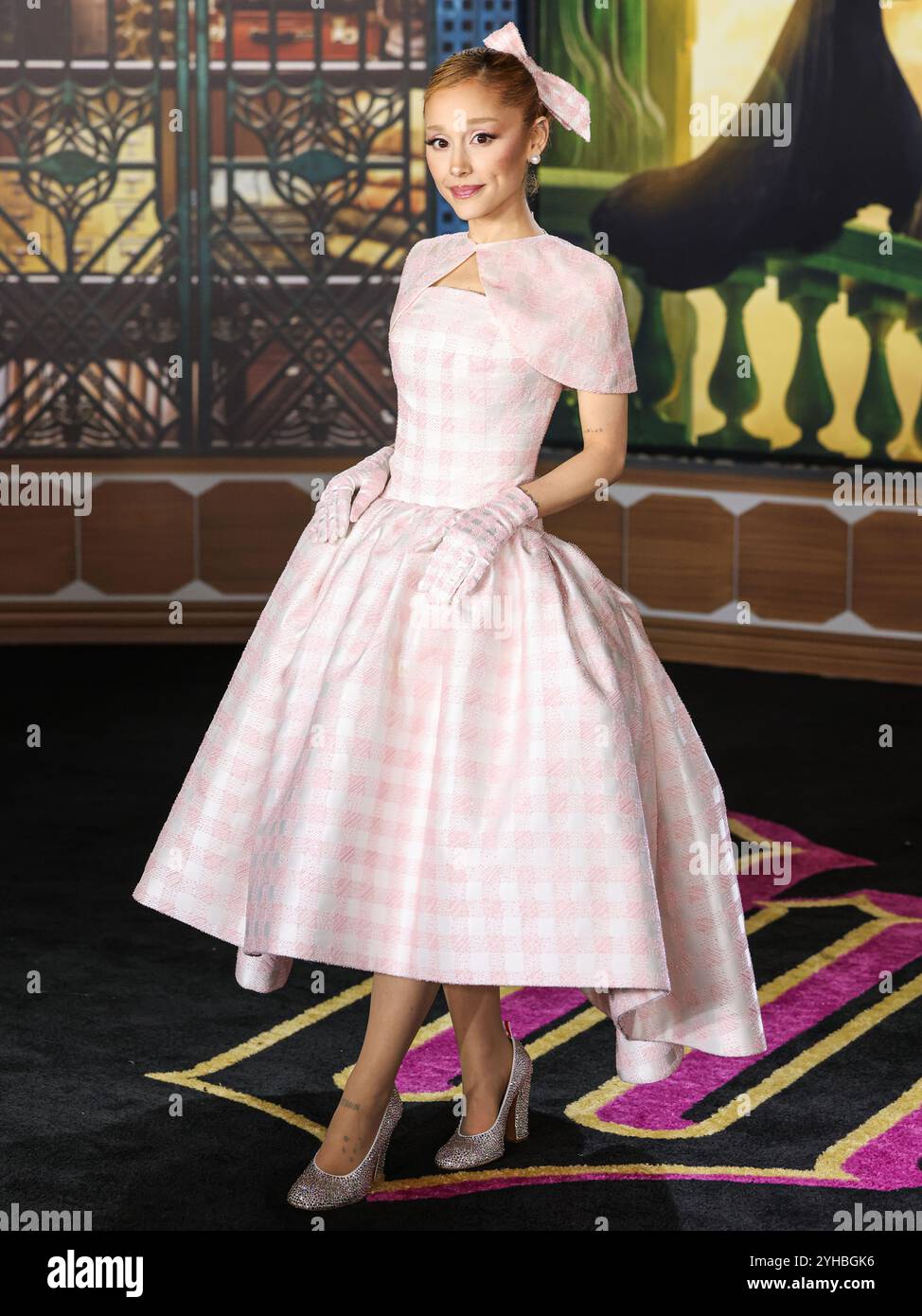 LOS ANGELES, CALIFORNIA, USA - 09 NOVEMBRE: La cantante, cantautrice e attrice americana Ariana grande Butera con indosso Thom Browne arriva alla prima di Los Angeles della Universal Pictures 'Wicked' tenutasi al Dorothy Chandler Pavilion al Music Center il 9 novembre 2024 a Los Angeles, California, Stati Uniti. (Foto di Xavier Collin/Image Press Agency) Foto Stock