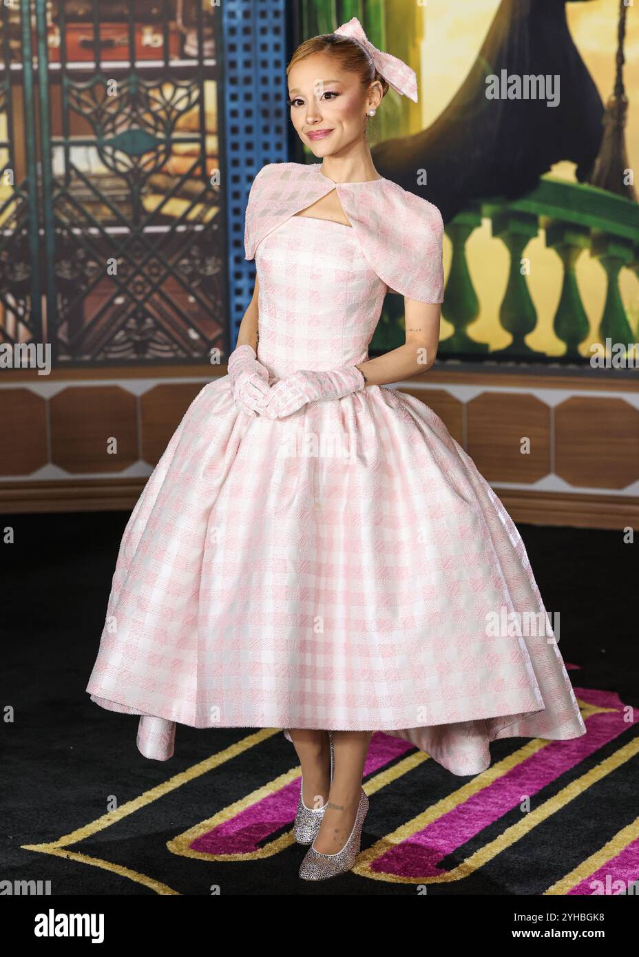 LOS ANGELES, CALIFORNIA, USA - 09 NOVEMBRE: La cantante, cantautrice e attrice americana Ariana grande Butera con indosso Thom Browne arriva alla prima di Los Angeles della Universal Pictures 'Wicked' tenutasi al Dorothy Chandler Pavilion al Music Center il 9 novembre 2024 a Los Angeles, California, Stati Uniti. (Foto di Xavier Collin/Image Press Agency) Foto Stock