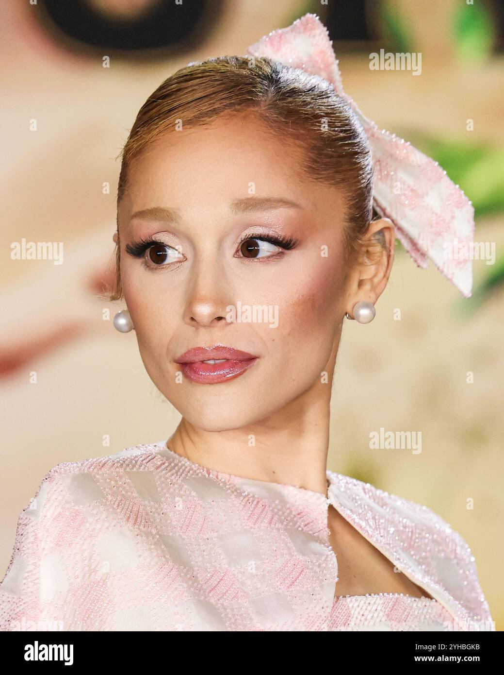 LOS ANGELES, CALIFORNIA, USA - 09 NOVEMBRE: La cantante, cantautrice e attrice americana Ariana grande Butera con indosso Thom Browne arriva alla prima di Los Angeles della Universal Pictures 'Wicked' tenutasi al Dorothy Chandler Pavilion al Music Center il 9 novembre 2024 a Los Angeles, California, Stati Uniti. (Foto di Xavier Collin/Image Press Agency) Foto Stock