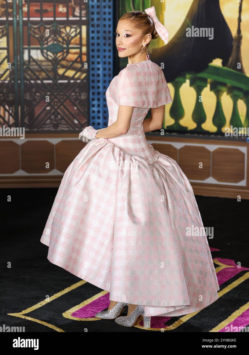 LOS ANGELES, CALIFORNIA, USA - 09 NOVEMBRE: La cantante, cantautrice e attrice americana Ariana grande Butera con indosso Thom Browne arriva alla prima di Los Angeles della Universal Pictures 'Wicked' tenutasi al Dorothy Chandler Pavilion al Music Center il 9 novembre 2024 a Los Angeles, California, Stati Uniti. (Foto di Xavier Collin/Image Press Agency) Foto Stock
