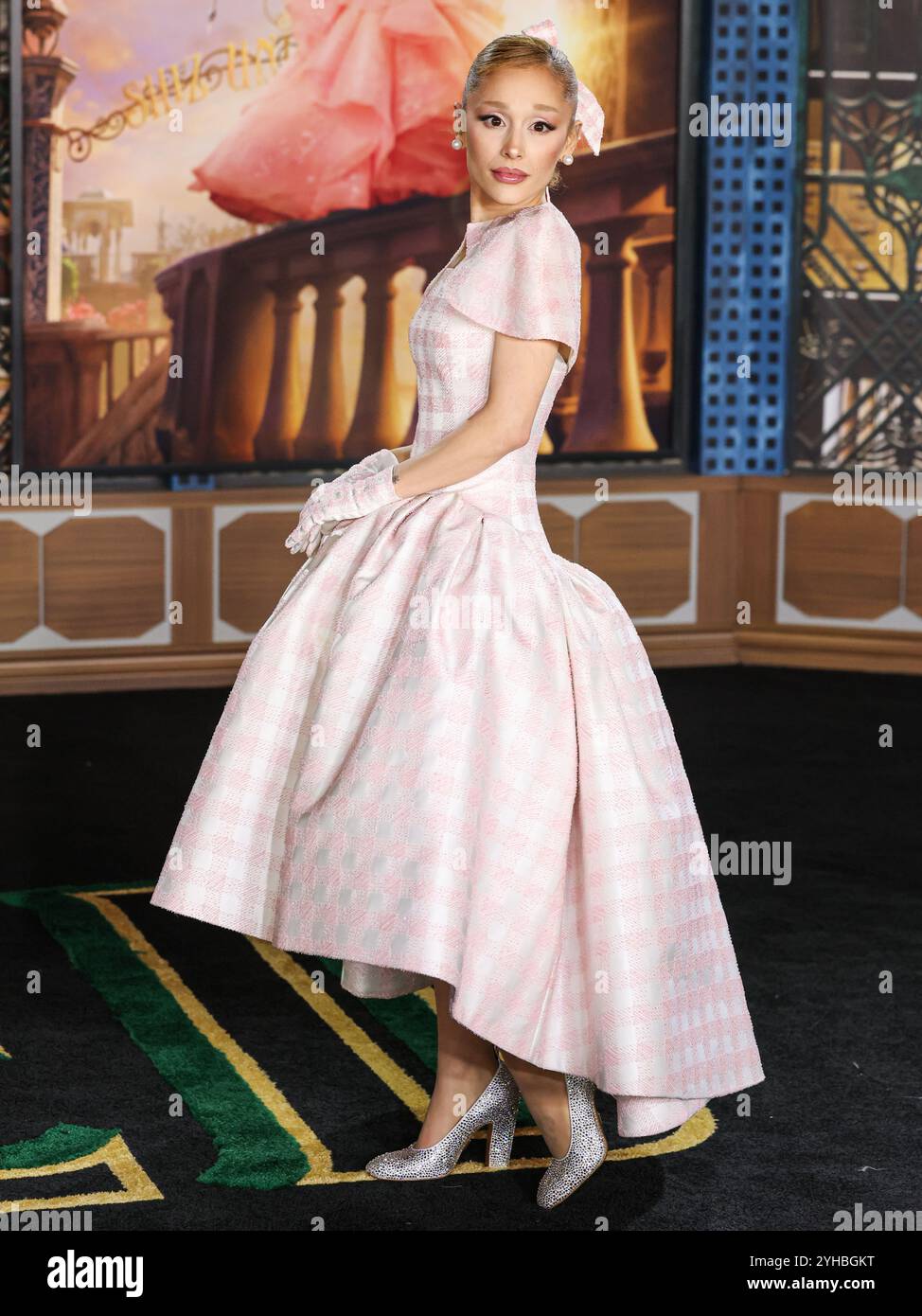 LOS ANGELES, CALIFORNIA, USA - 09 NOVEMBRE: La cantante, cantautrice e attrice americana Ariana grande Butera con indosso Thom Browne arriva alla prima di Los Angeles della Universal Pictures 'Wicked' tenutasi al Dorothy Chandler Pavilion al Music Center il 9 novembre 2024 a Los Angeles, California, Stati Uniti. (Foto di Xavier Collin/Image Press Agency) Foto Stock