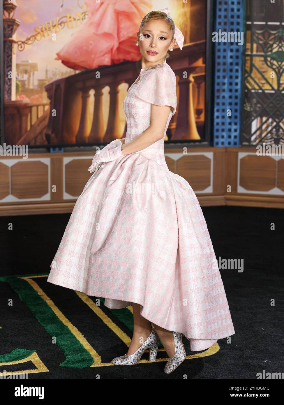 LOS ANGELES, CALIFORNIA, USA - 09 NOVEMBRE: La cantante, cantautrice e attrice americana Ariana grande Butera con indosso Thom Browne arriva alla prima di Los Angeles della Universal Pictures 'Wicked' tenutasi al Dorothy Chandler Pavilion al Music Center il 9 novembre 2024 a Los Angeles, California, Stati Uniti. (Foto di Xavier Collin/Image Press Agency) Foto Stock