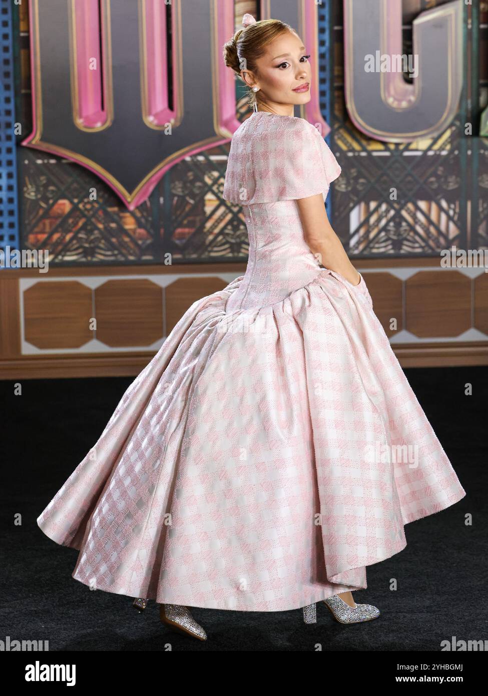 LOS ANGELES, CALIFORNIA, USA - 09 NOVEMBRE: La cantante, cantautrice e attrice americana Ariana grande Butera con indosso Thom Browne arriva alla prima di Los Angeles della Universal Pictures 'Wicked' tenutasi al Dorothy Chandler Pavilion al Music Center il 9 novembre 2024 a Los Angeles, California, Stati Uniti. (Foto di Xavier Collin/Image Press Agency) Foto Stock