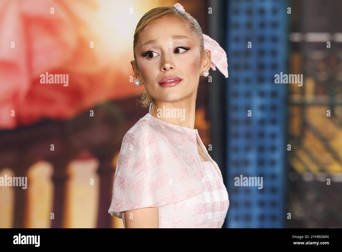 LOS ANGELES, CALIFORNIA, USA - 09 NOVEMBRE: La cantante, cantautrice e attrice americana Ariana grande Butera con indosso Thom Browne arriva alla prima di Los Angeles della Universal Pictures 'Wicked' tenutasi al Dorothy Chandler Pavilion al Music Center il 9 novembre 2024 a Los Angeles, California, Stati Uniti. (Foto di Xavier Collin/Image Press Agency) Foto Stock