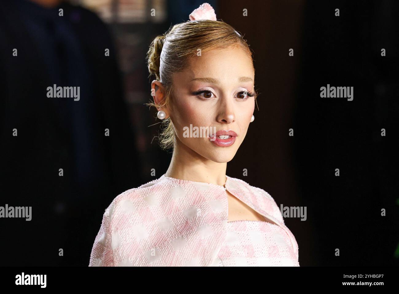 LOS ANGELES, CALIFORNIA, USA - 09 NOVEMBRE: La cantante, cantautrice e attrice americana Ariana grande Butera con indosso Thom Browne arriva alla prima di Los Angeles della Universal Pictures 'Wicked' tenutasi al Dorothy Chandler Pavilion al Music Center il 9 novembre 2024 a Los Angeles, California, Stati Uniti. (Foto di Xavier Collin/Image Press Agency) Foto Stock