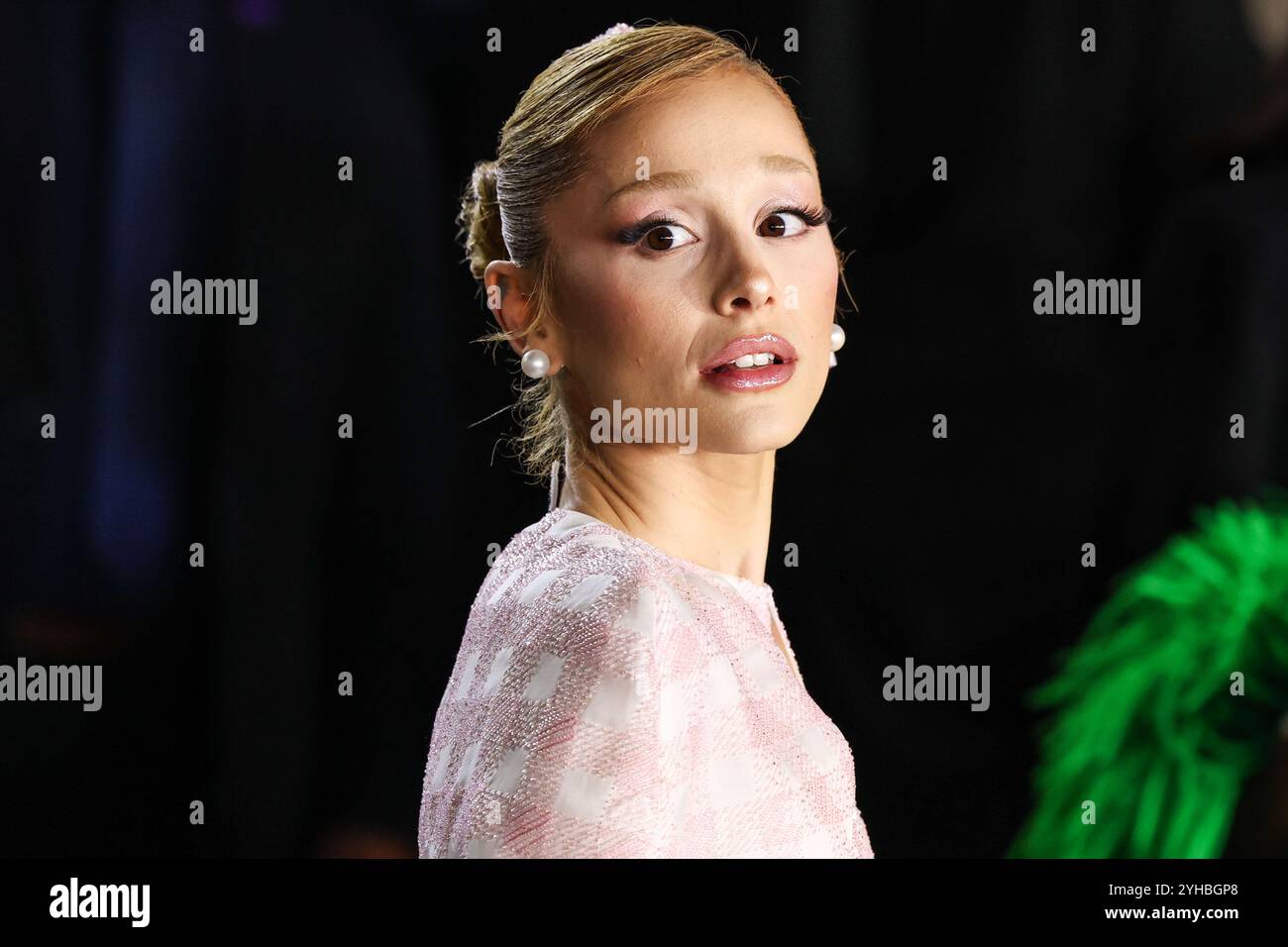 LOS ANGELES, CALIFORNIA, USA - 09 NOVEMBRE: La cantante, cantautrice e attrice americana Ariana grande Butera con indosso Thom Browne arriva alla prima di Los Angeles della Universal Pictures 'Wicked' tenutasi al Dorothy Chandler Pavilion al Music Center il 9 novembre 2024 a Los Angeles, California, Stati Uniti. (Foto di Xavier Collin/Image Press Agency) Foto Stock