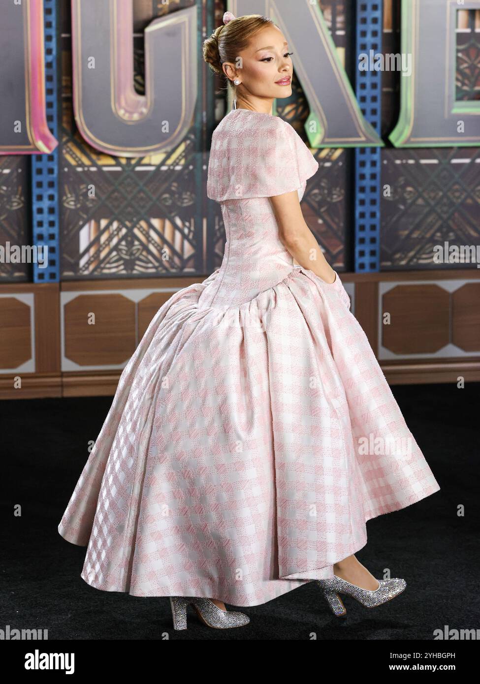 LOS ANGELES, CALIFORNIA, USA - 09 NOVEMBRE: La cantante, cantautrice e attrice americana Ariana grande Butera con indosso Thom Browne arriva alla prima di Los Angeles della Universal Pictures 'Wicked' tenutasi al Dorothy Chandler Pavilion al Music Center il 9 novembre 2024 a Los Angeles, California, Stati Uniti. (Foto di Xavier Collin/Image Press Agency) Foto Stock