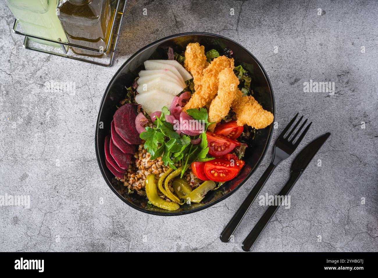 Insalata di grano saraceno con capperi, gamberi tempura e sottaceti. Concetto di alimentazione sana Foto Stock