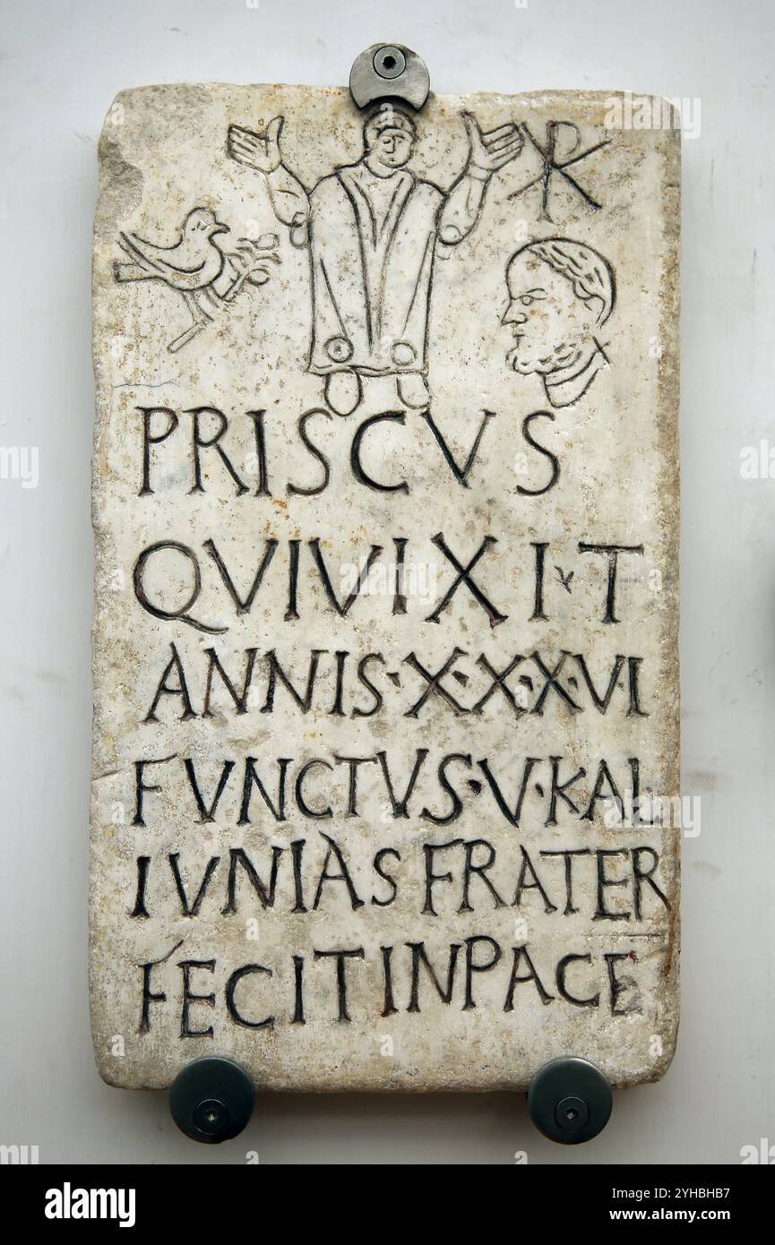 Primi cristiani. Stele funerarie romane di Prisco. Iscrizione: La frase cristiana appare "al ritmo". Il simbolo della colomba e del ramo d'olivo e il Foto Stock