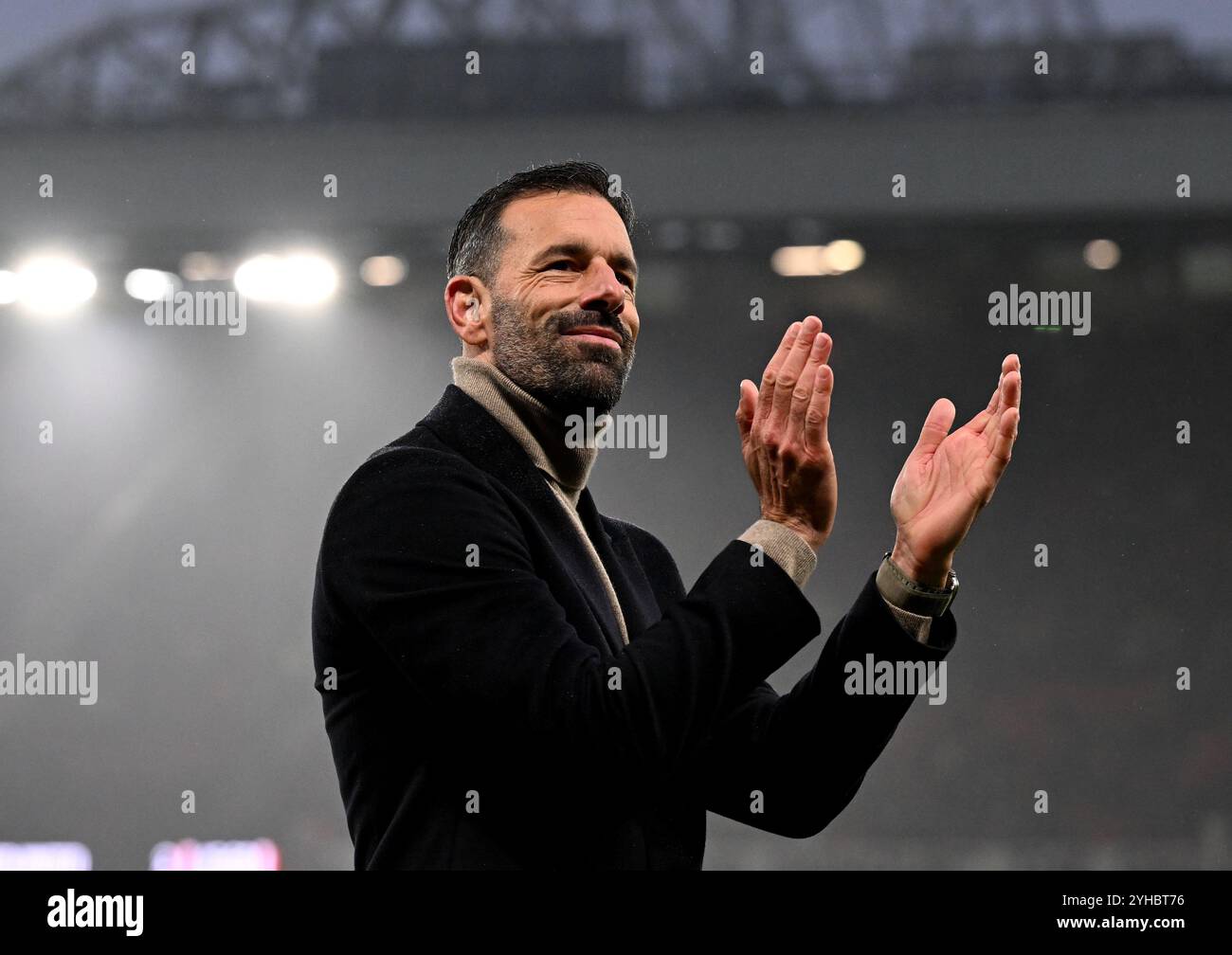 Manchester, Regno Unito. 10 novembre 2024. Ruud Van Nistelrooy del Manchester United applaude la folla a tempo pieno durante la partita di Premier League all'Old Trafford, Manchester. Il credito immagine dovrebbe essere: Anna Gowthorpe/Sportimage Credit: Sportimage Ltd/Alamy Live News Foto Stock