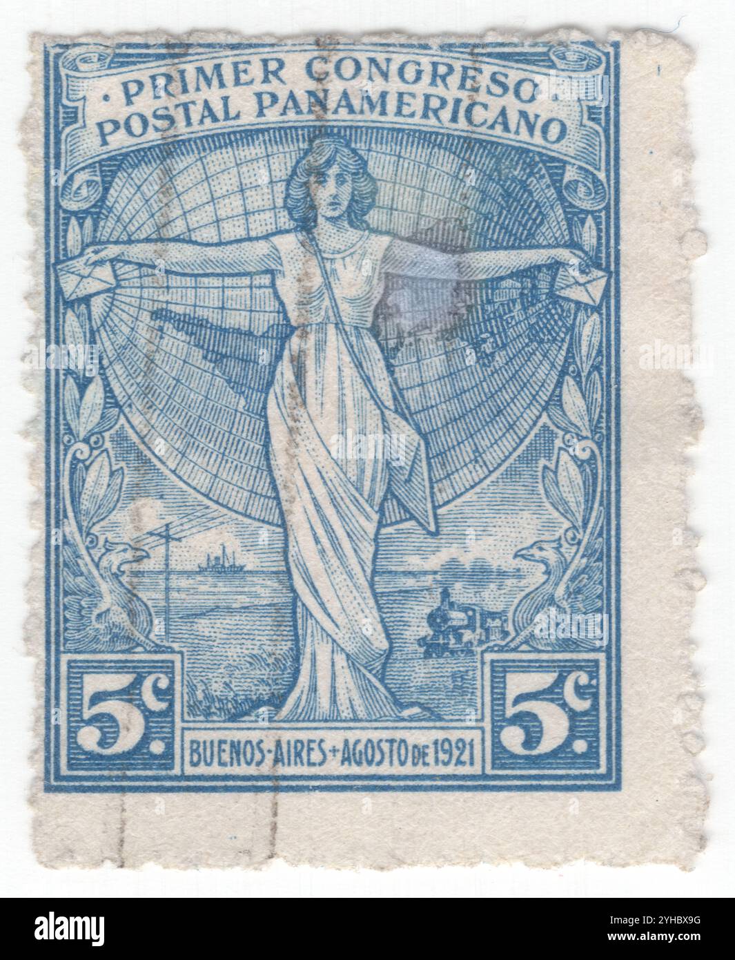 ARGENTINA - 1921 agosto 25: Francobollo blu da 5 centavos raffigurante Allegoria di Pan America. Primo Congresso postale panamericano (Congreso Postal Panamericano), Buenos Aires, agosto 1921. Giovane donna attraente in un chitone antico che tiene buste postali sullo sfondo dell'emisfero occidentale del globo circondato da mezzi di consegna della posta Foto Stock