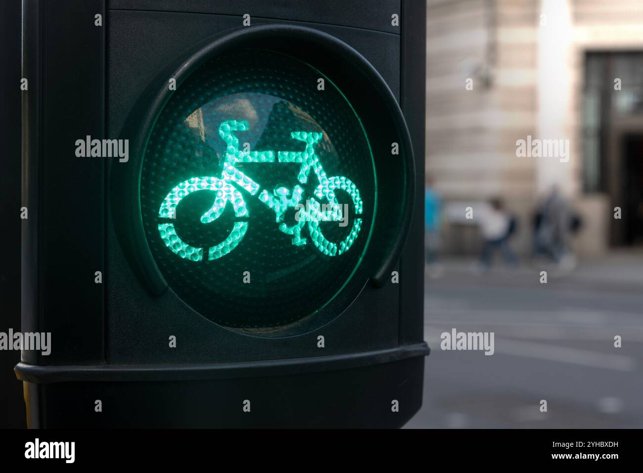 Semaforo verde per ciclisti, concetto di trasporto sostenibile Foto Stock