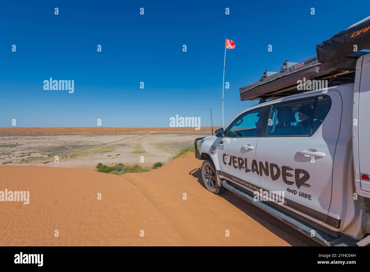 Toyota Hilux 4x4 sta per guidare lungo la duna di sabbia Big Red nel deserto di Simpson, Queensland, QLD, Australia Foto Stock