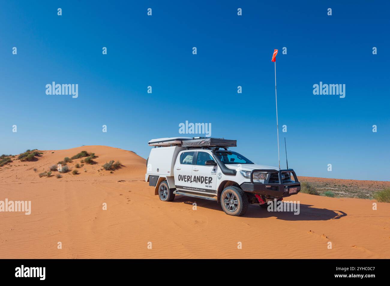 Toyota Hilux a 4 ruote motrici sulla cima della duna di sabbia Big Red, Simpson Desert, Queensland, QLD, Australia Foto Stock