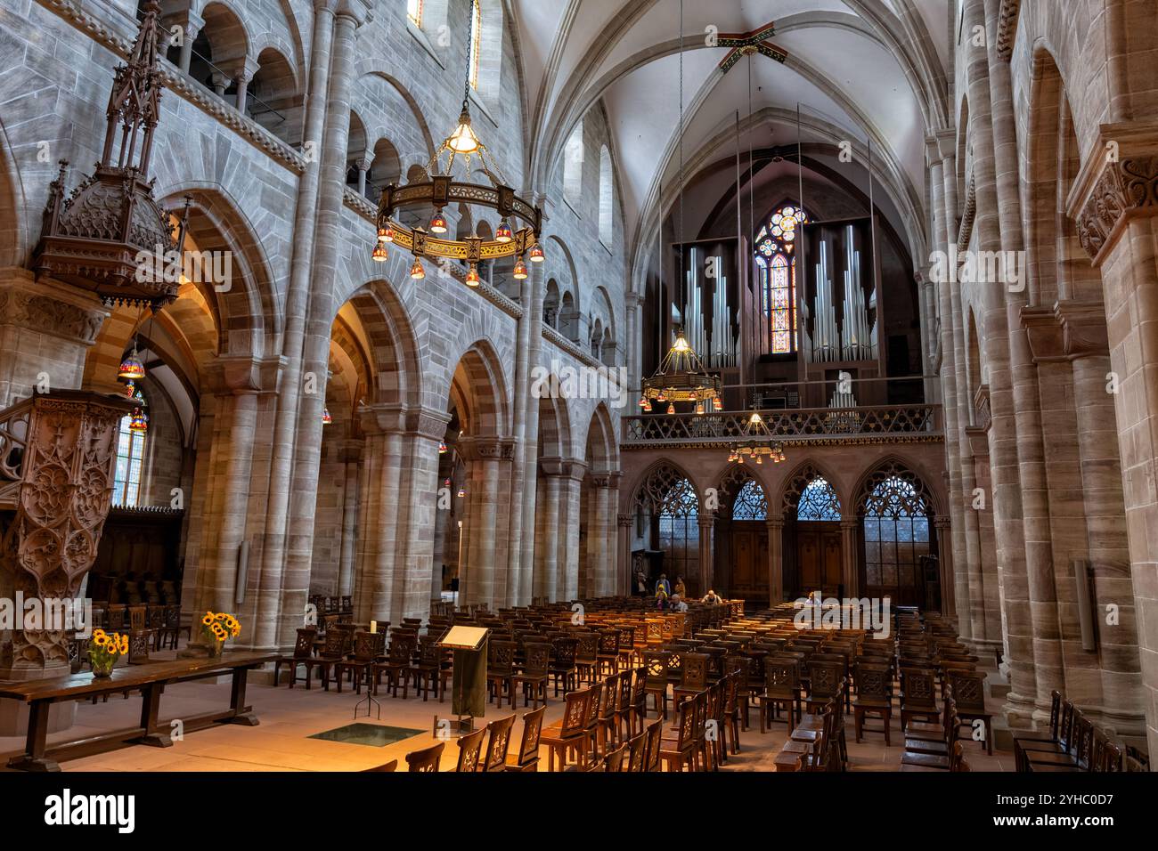 Basilea, Svizzera - 27 settembre 2024 - interno della chiesa cattedrale di Basilea Minster (tedesco: Basler Munster). Foto Stock