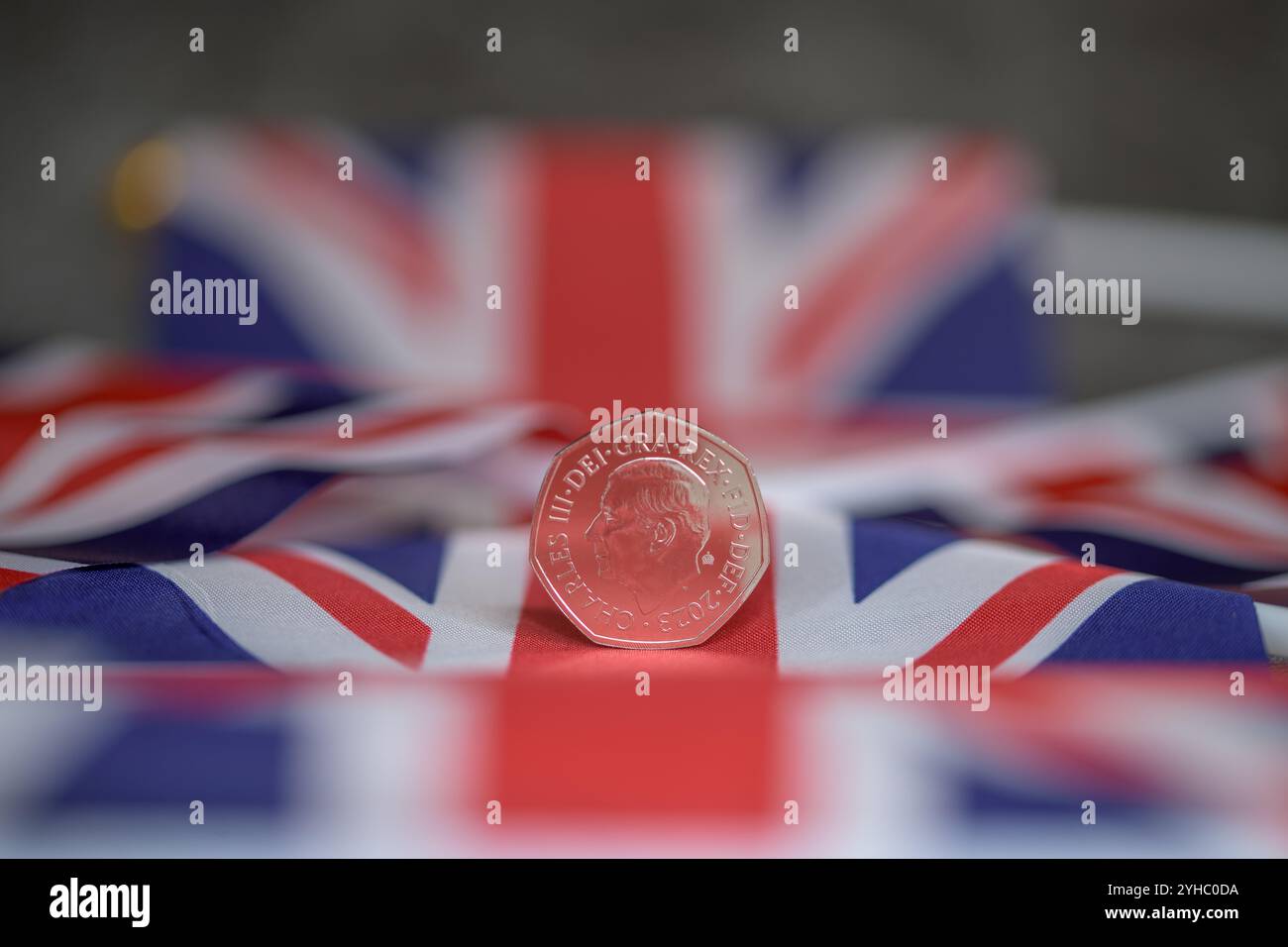 Moneta in valuta britannica esposta sullo sfondo di Union Jack, simboleggiando il patriottismo e l'economia del Regno Unito, re Carlo III Foto Stock