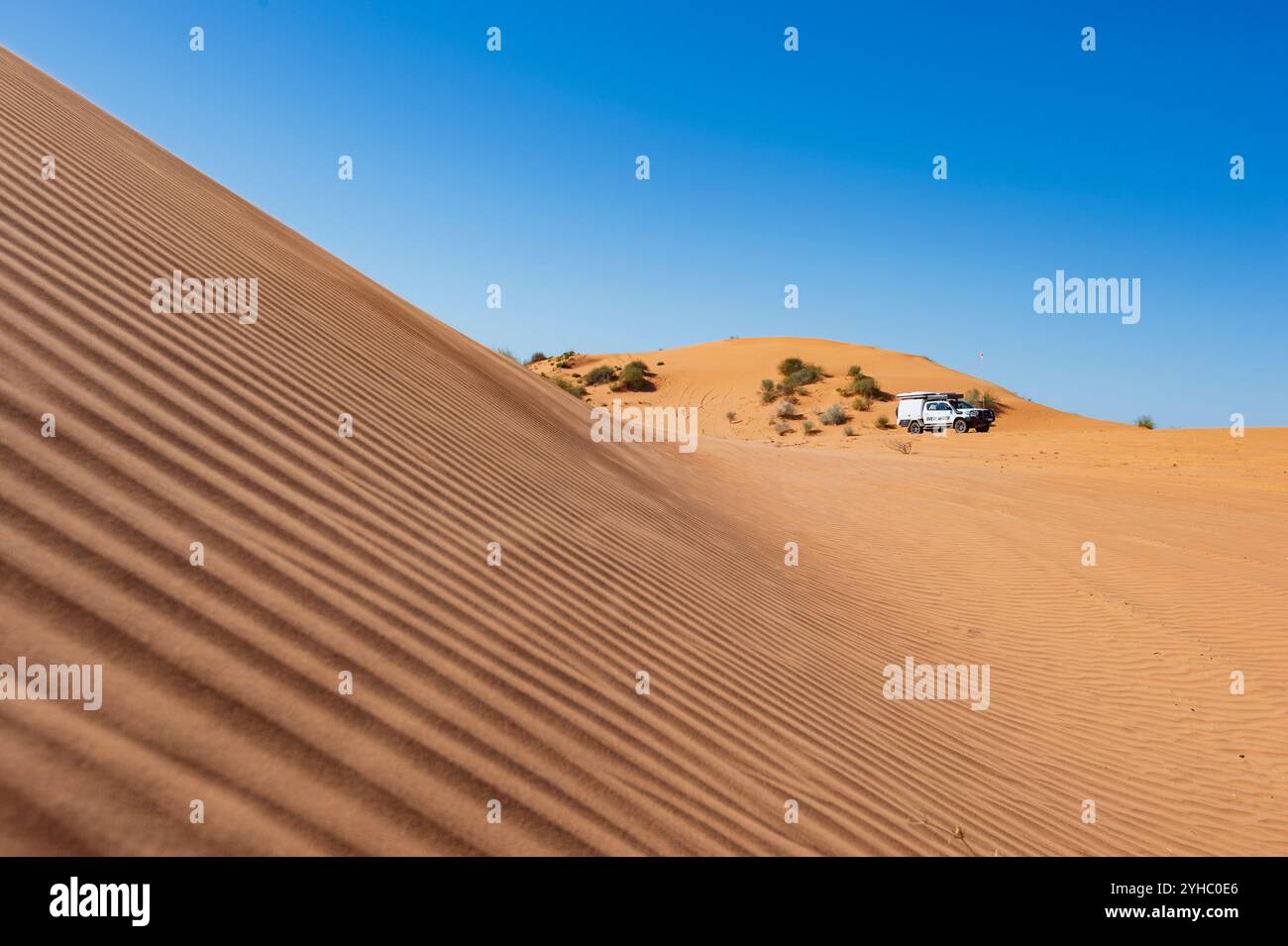 Toyota Hilux a 4 ruote motrici sulla cima della duna di sabbia Big Red, Simpson Desert, Queensland, QLD, Australia Foto Stock