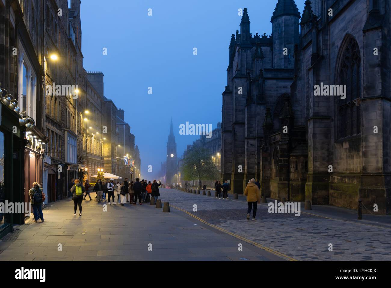 Edimburgo, Scozia, Regno Unito - 7 maggio 2023 - serata nebbiosa in High Street, Royal Mile nella città vecchia di Edimburgo. Foto Stock