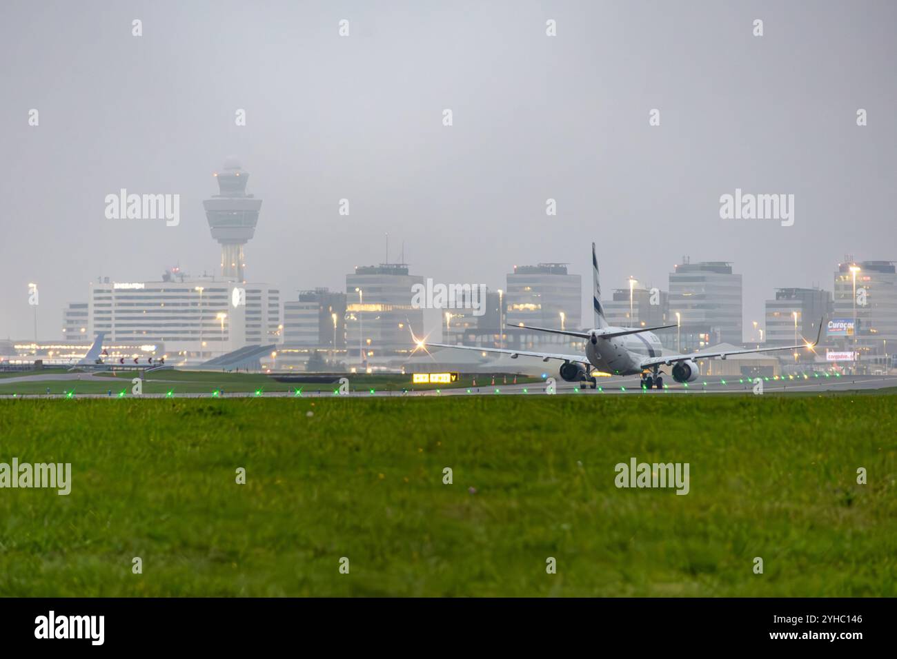 SCHIPHOL - due aerei della compagnia aerea israeliana ELAL sono atterrati all'aeroporto di Schiphol. I due aerei sono stati inviati dal presidente israeliano Netanyahu dopo una notte di violenti incidenti ad Amsterdam che circondano la partita di calcio tra Ajax e Maccabi Tel Aviv. ANP / Hollandse Hoogte / VLN Nieuws netherlands Out - belgium Out Foto Stock