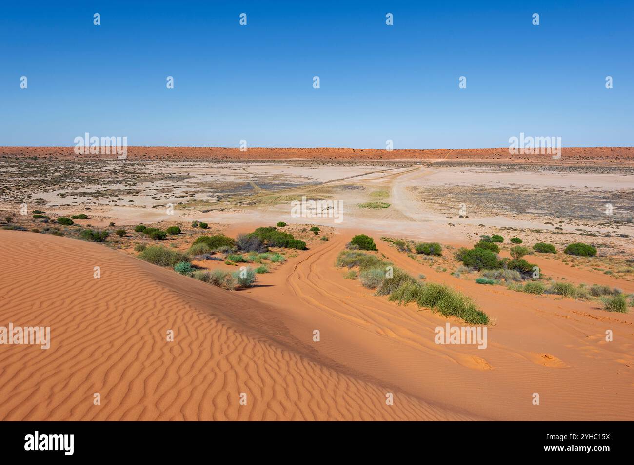 Piste di sabbia su dune di sabbia per guidare in fuoristrada nel deserto Simpson, Queensland, QLD, Australia Foto Stock