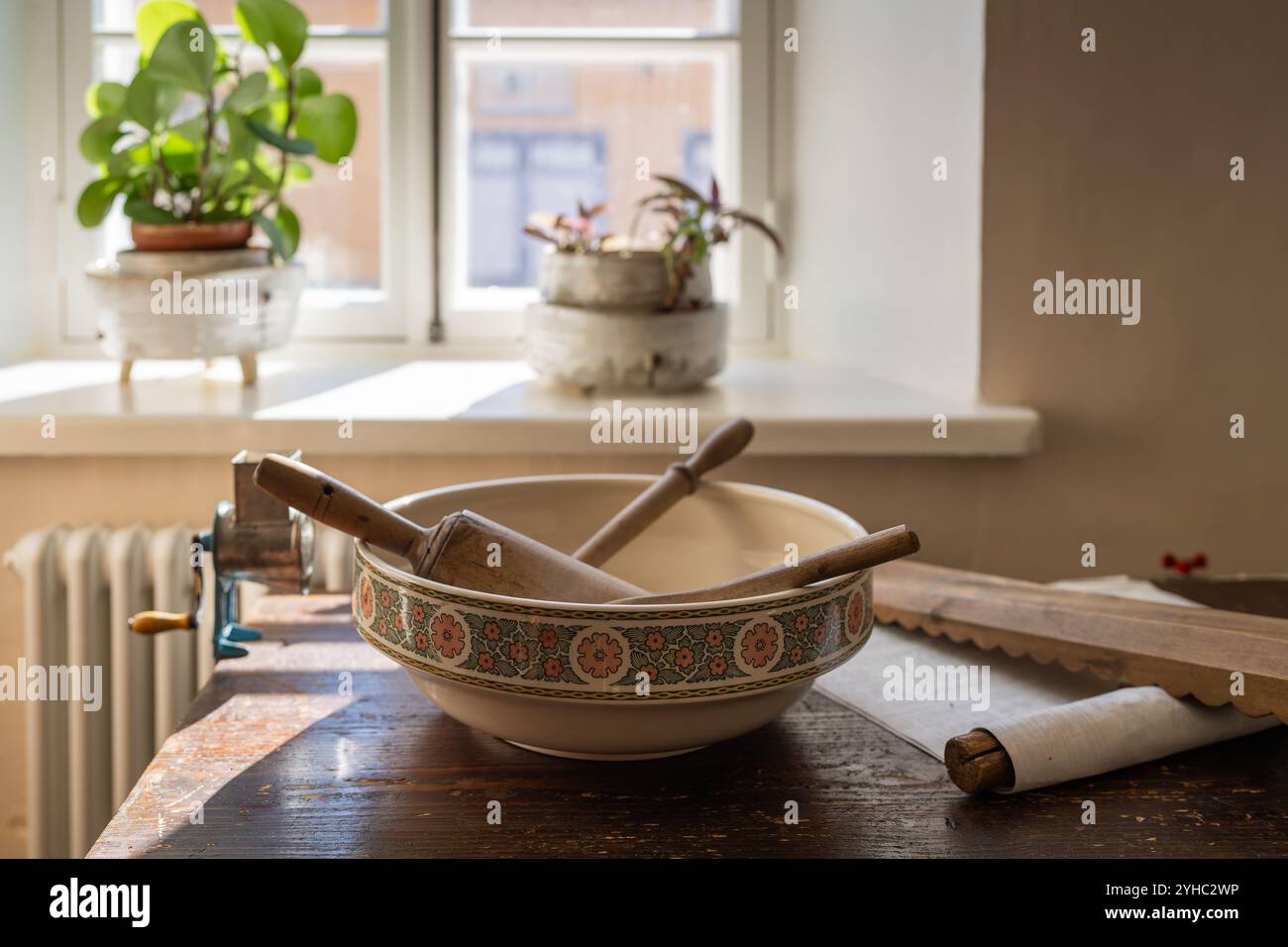 Interni di una cucina in vecchio stile. Recipiente in ceramica vintage con utensili da cucina. Set di antichi utensili da cucina, attrezzature retrò di nonna. Foto Stock