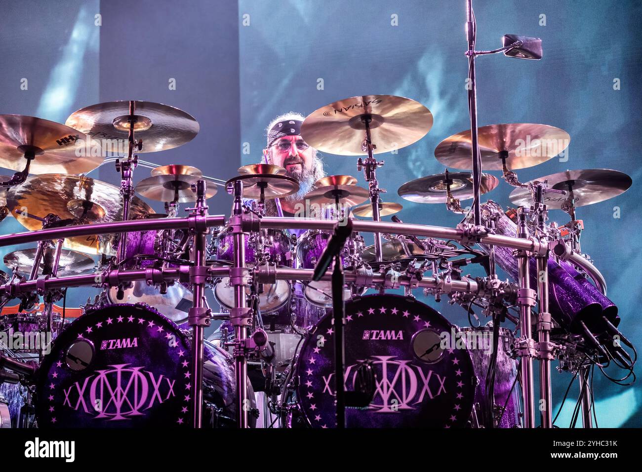 Oslo, Norvegia. 9 novembre 2024. La band progressive metal americana Dream Theater esegue un concerto dal vivo all'Oslo Spektrum di Oslo. Qui il batterista Mike Portnoy viene visto dal vivo sul palco. Foto Stock